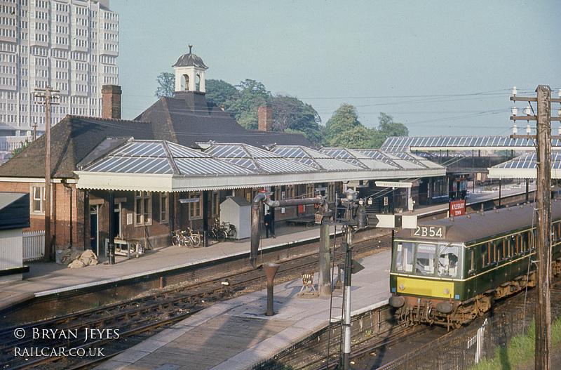 Class 115 DMU at Aylesbury