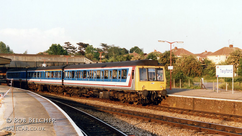 Class 117 DMU at Twyford