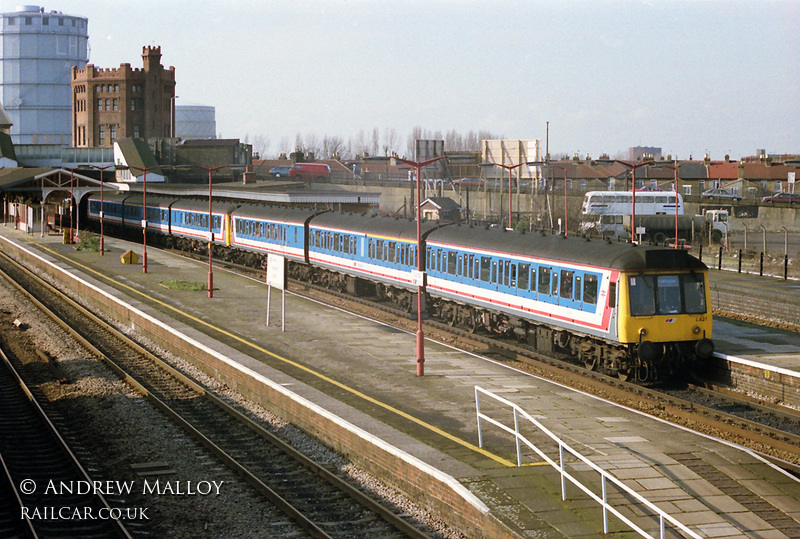 Class 117 DMU at Southall