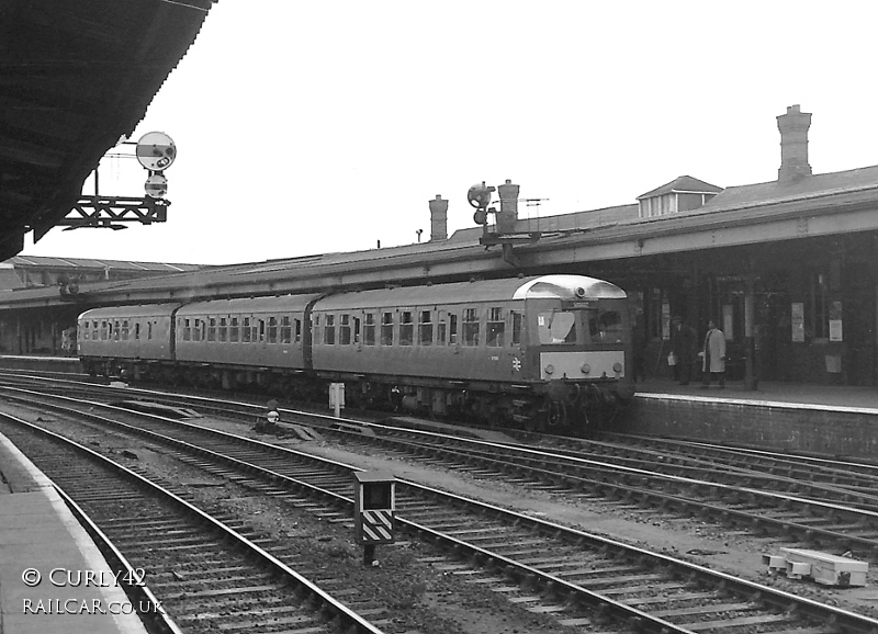 Class 120 DMU at Gloucester