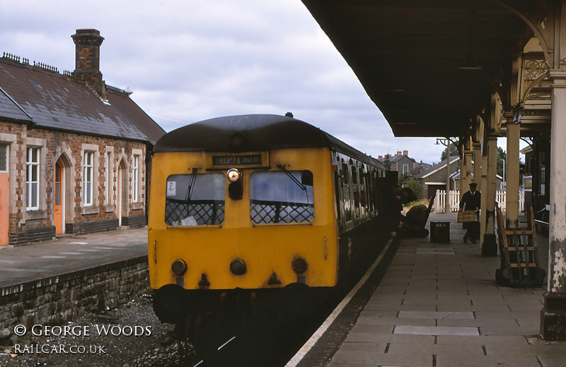 Class 120 DMU at Llandrindod Wells