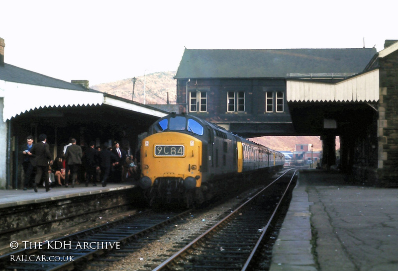 Class 120 DMU at Bargoed