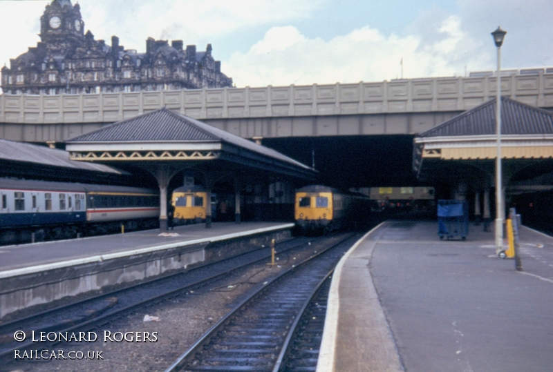 Class 120 DMU at Edinburgh Waverley