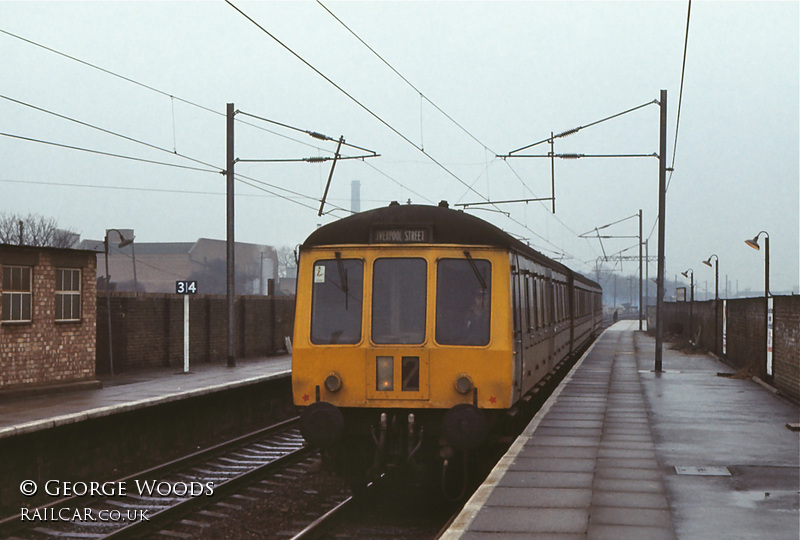 Class 125 DMU at Tottenham Hale