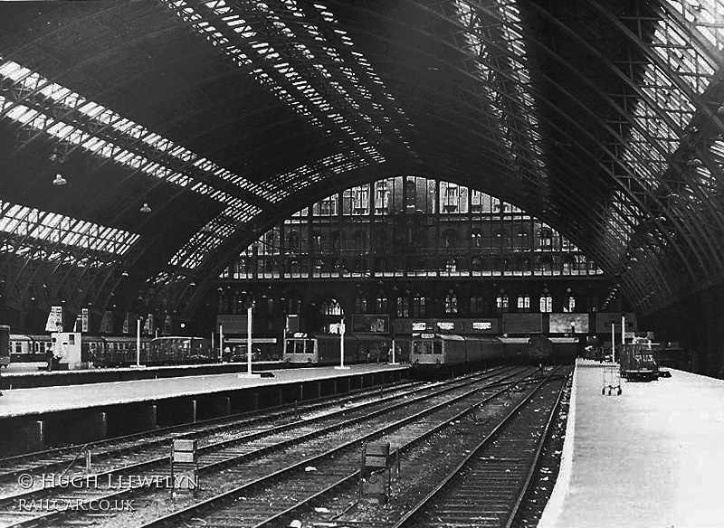 Class 127 DMU at St Pancras