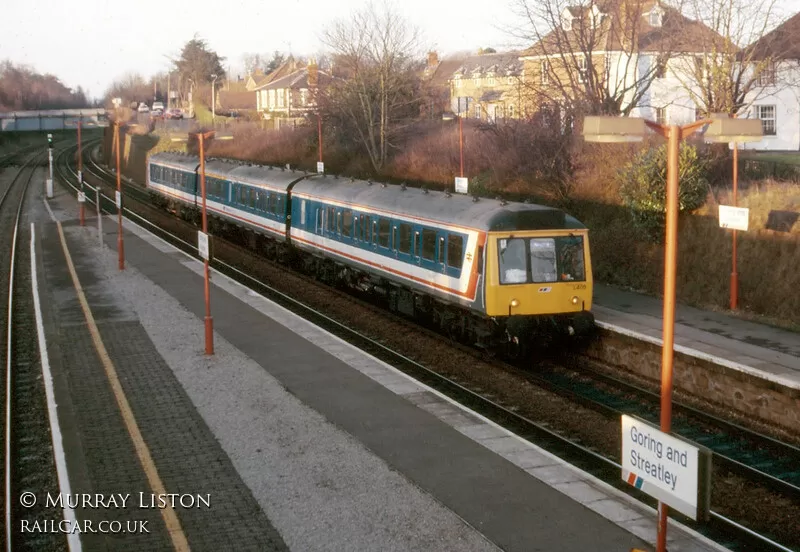 Class 117 DMU at Goring &amp; Streatley