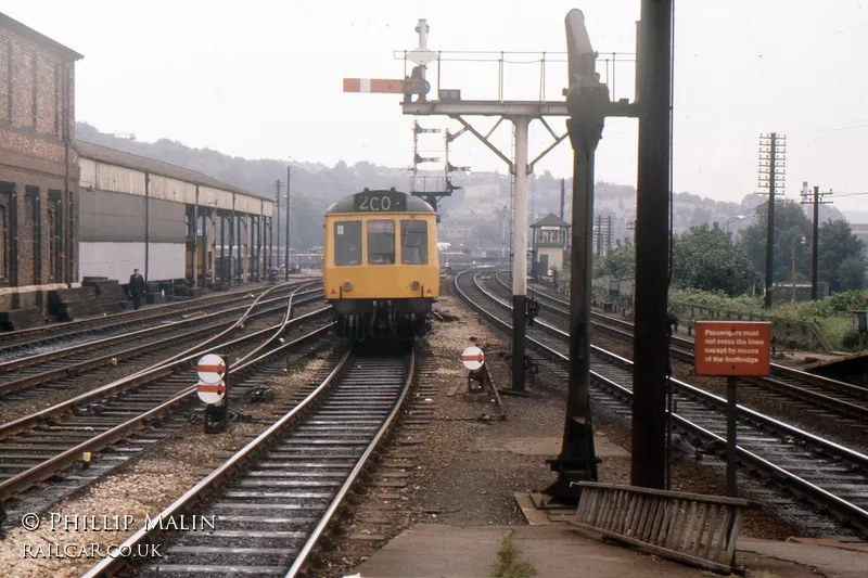 Class 127 DMU at Luton